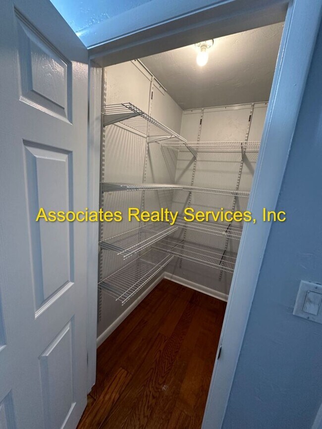 Building Photo - Beautiful Large Home with Screened Pool in Buckingham West!