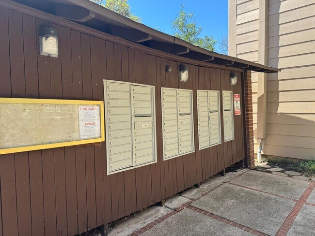 Building Photo - 2300 Nacogdoches Rd