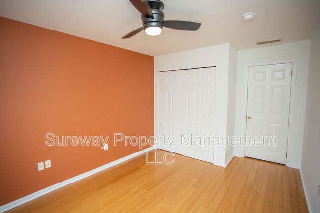 Building Photo - 605 Doral Dr