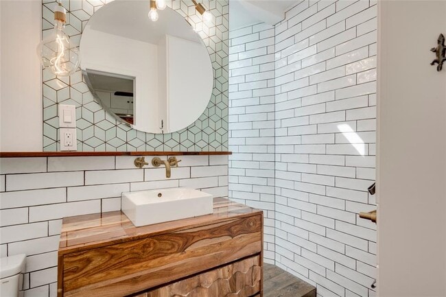 Building Photo - 2404 Barton Skyway