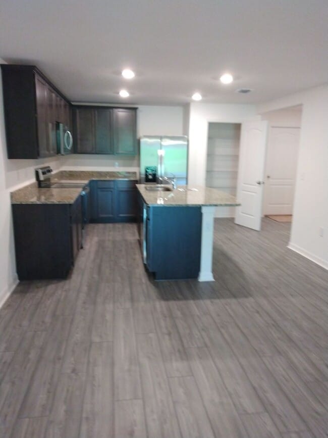 Building Photo - Newer 3 Bedroom 2 Bathroom Villa Home Silver Ridge