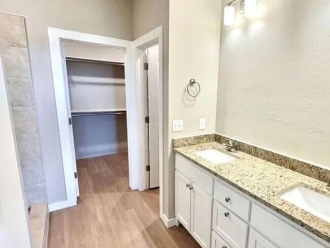 Building Photo - Pet-Friendly 3-Bed Home in Edmond - Move-In Ready!