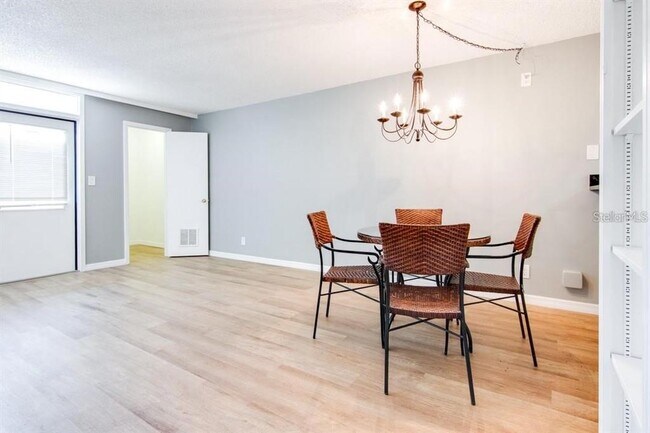 Building Photo - 2615 Cove Cay Dr