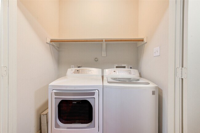 Building Photo - 2931 Meadowglen Cove