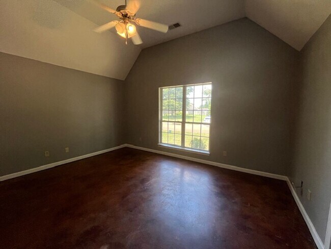 Building Photo - Very Nice 3 Bedroom 2 Bath Home with a Fen...