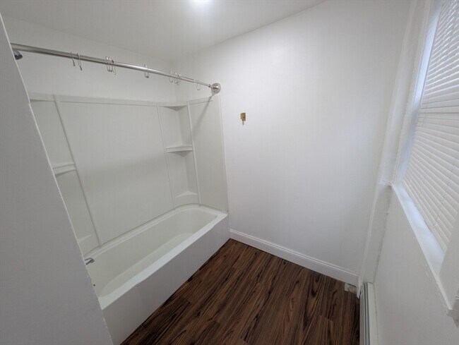Building Photo - 439 Riverside Dr