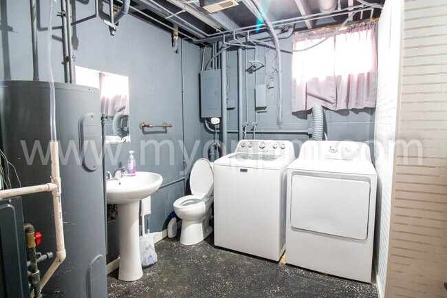 Building Photo - 6711 S 75th Ave
