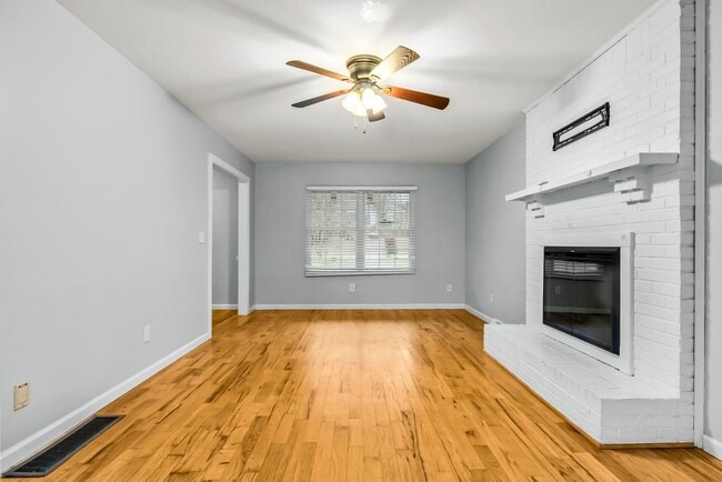 Building Photo - 215 Darrell Dr