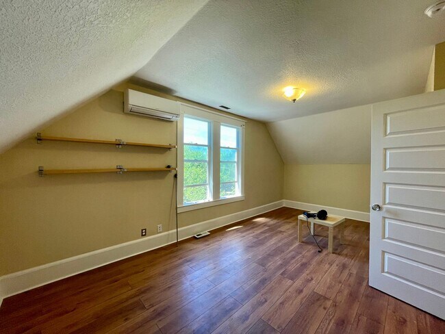 Building Photo - Lovely NE  3 Bed 2 Bath - King Neighborhood - A/C, Garage and Location!