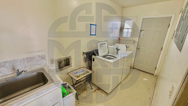 Building Photo - Edwards St Triplex