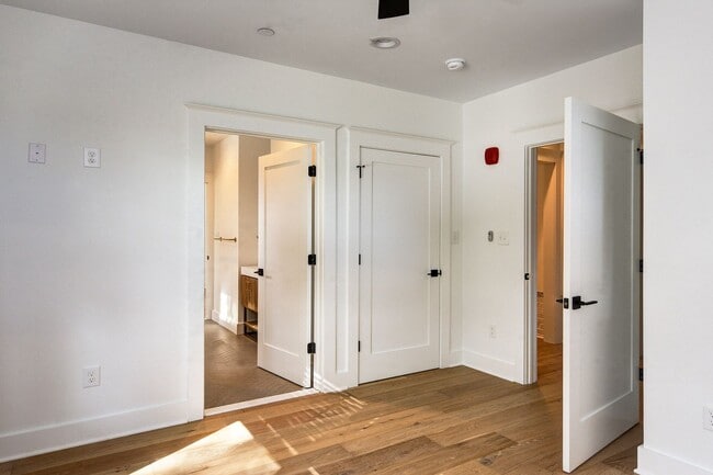 Building Photo - 20 E Redman Ave