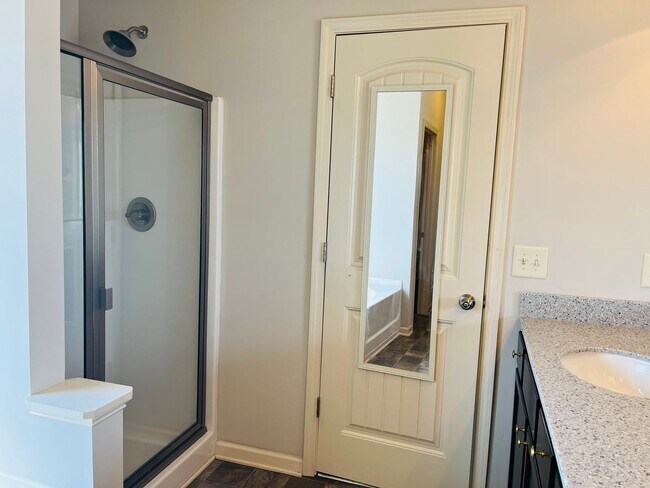 Building Photo - Wow! Check out this charming 3 bedroom 2.5 bathroom home in Newnan!