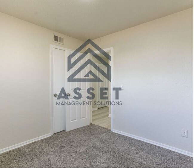 Building Photo - Lovely 4 Bed 1.5 Bath!!