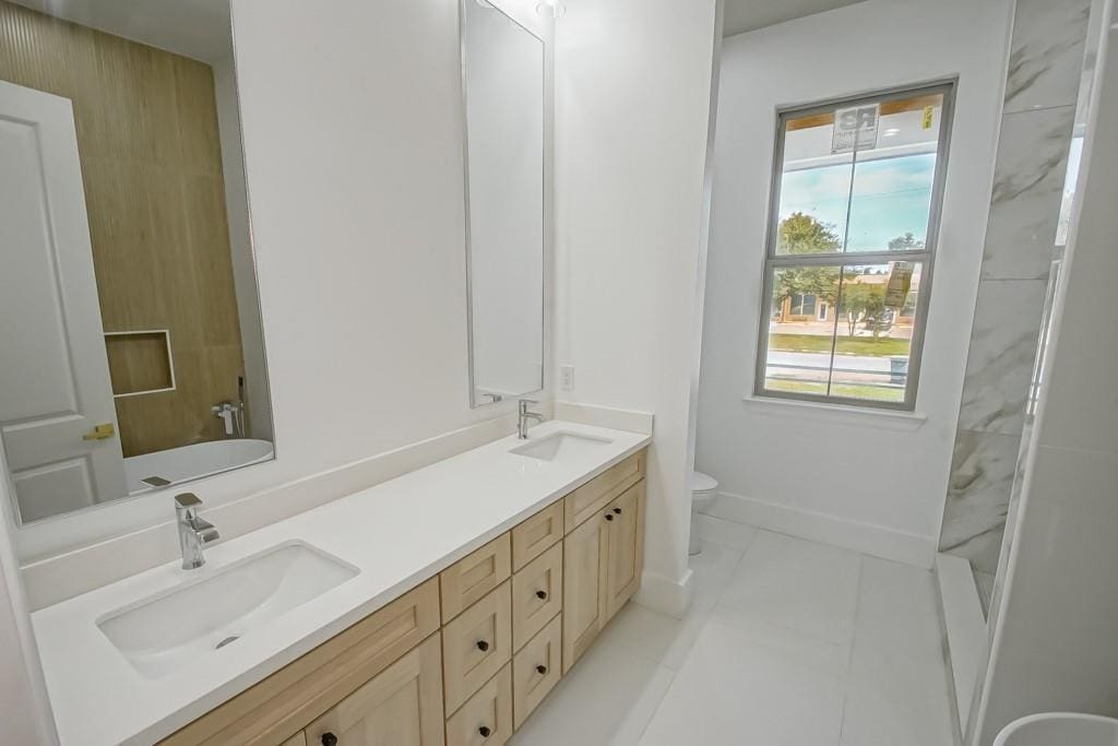 Main Bed Bath 1 - 2416 Prentiss Ave
