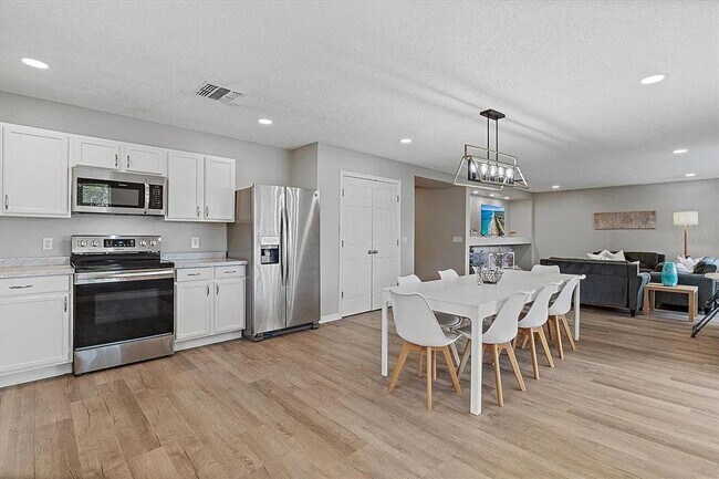 Building Photo - 326 Elderberry Dr