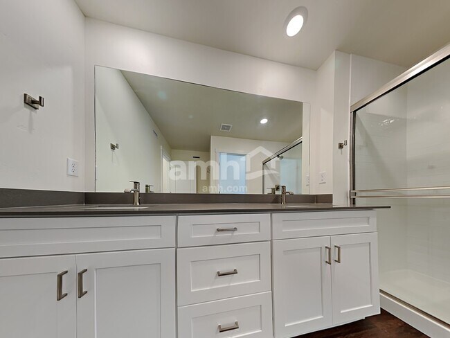 Building Photo - 1113 Moorside Ave