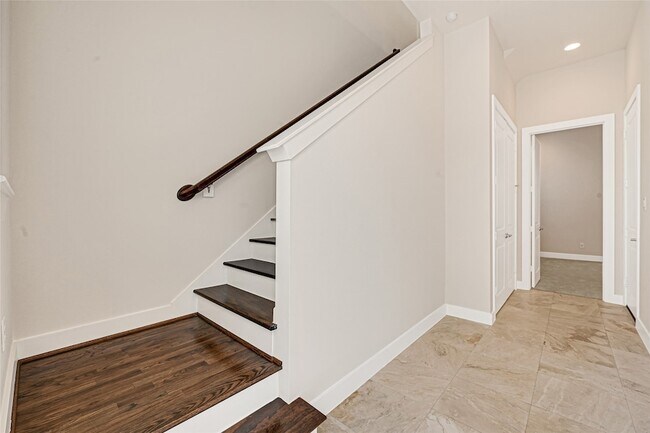 Building Photo - 72 N Hutcheson St