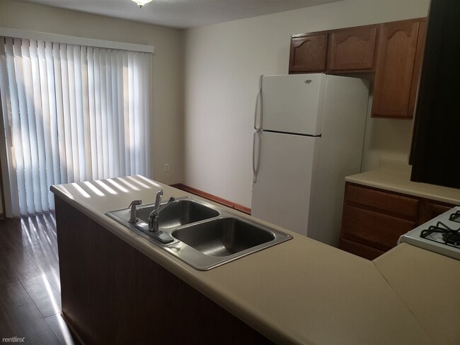 Building Photo - 3 br, 1.5 bath Duplex - 166 Lamoreaux Dr N...