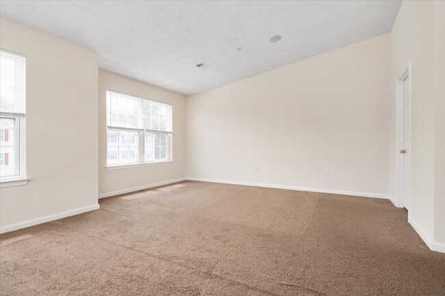 Building Photo - Beautiful End-Unit Townhome for Rent