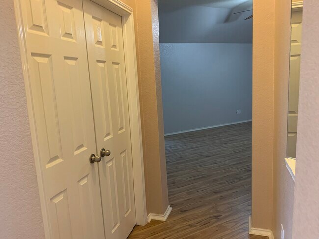 Building Photo - 2031 Trail Gln