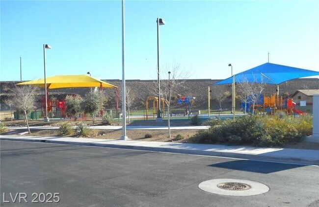 Building Photo - FURNISHED SINGLE STORY LOCATED IN THE HENDERSON AREA!!