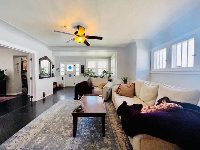 Building Photo - $0 DEPOSIT OPTION, CHARMING 3 BED 2 BATH TRADITIONAL BRICK HOME!! HUGE YARD, DETACHED GARAGE, COM...