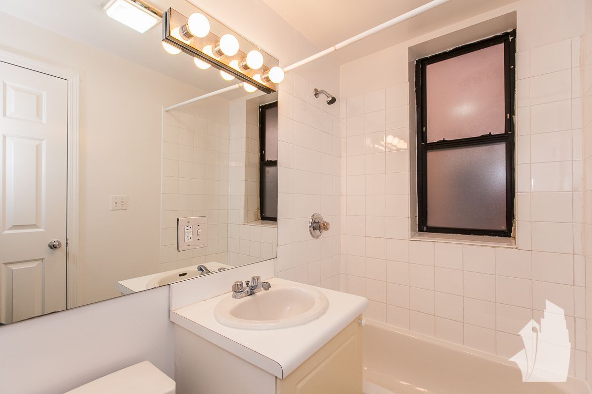 Building Photo - 917 W Dakin St