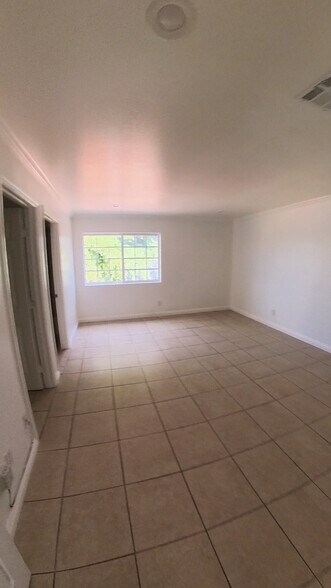 Building Photo - 1302 S Willowbrook Ave