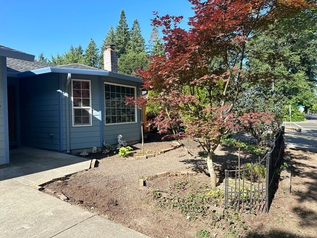 Building Photo - 3 Bedroom 2 Bath Hillsboro Home!