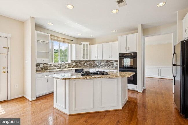 Building Photo - 44217 Navajo Dr