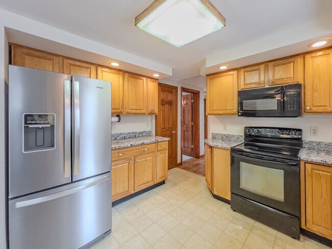 Building Photo - Refined Ranch Living in a Private Natural Setting