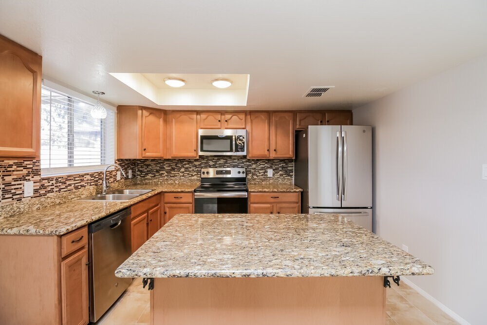 Building Photo - 2641 E Isabella Ave