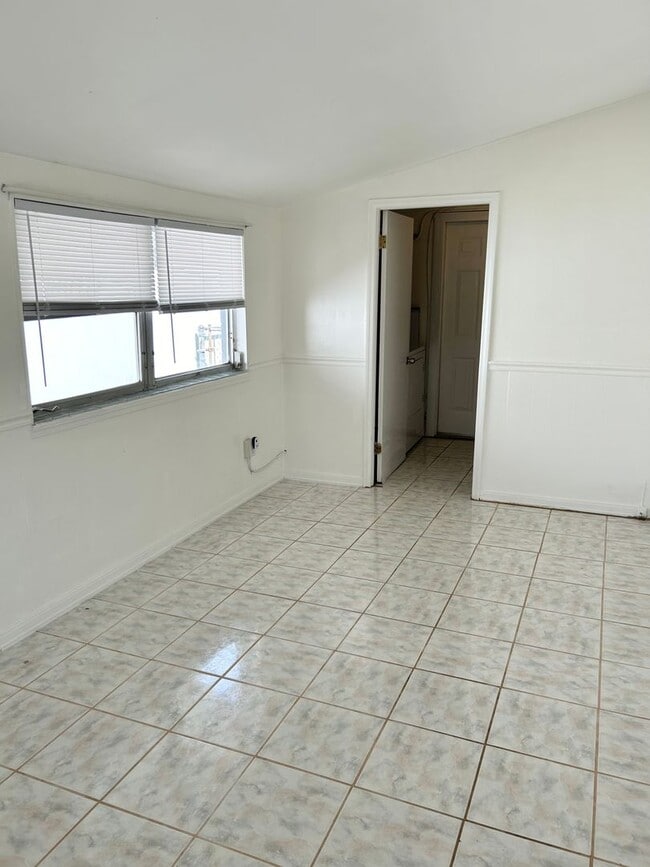 Building Photo - 2 bed 1 Bath House in Ideal Location in St Pete