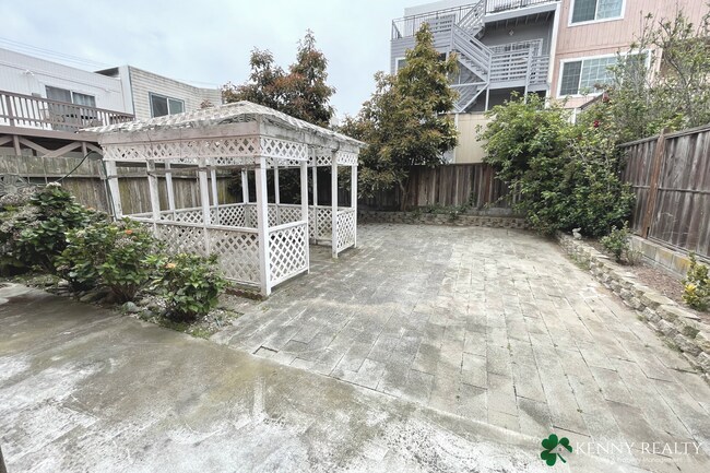 Building Photo - Spacious Six Bedroom, Three Bathroom Home ...