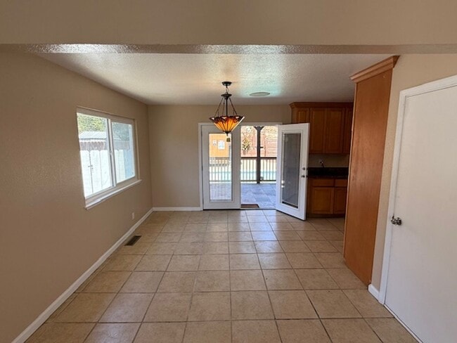 Building Photo - Spacious 3-bedroom home in Quiet El Sobran...