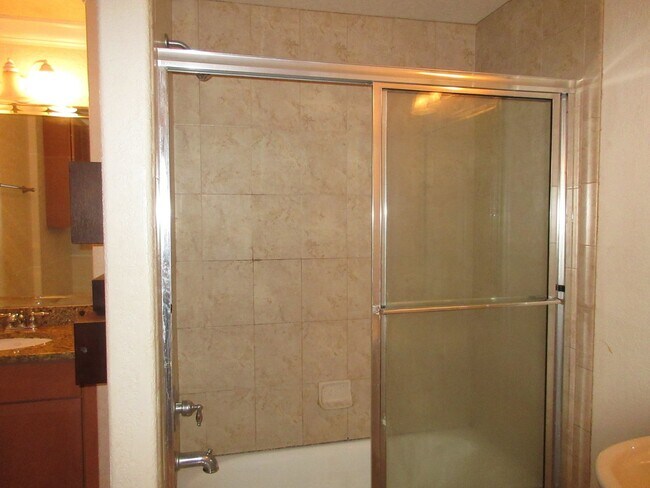 Building Photo - Great Townhome near Downtown