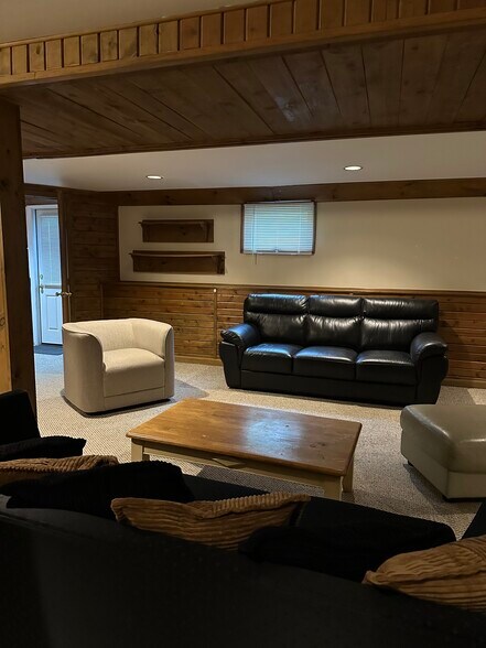 Building Photo - 6 Sauquett Ln