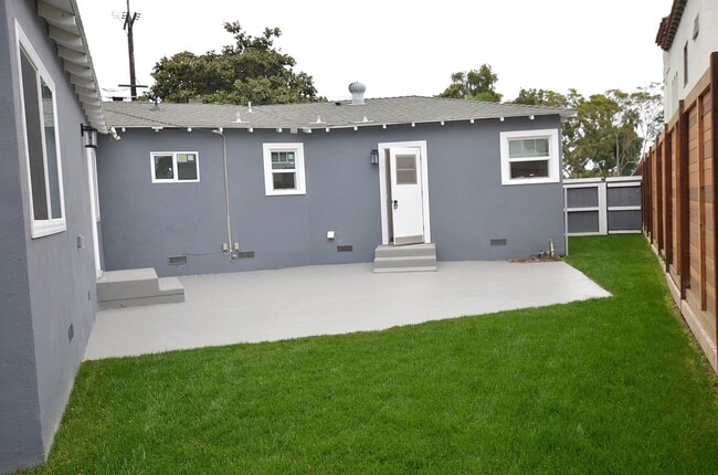Building Photo - 4Bedroom 3.5 Bathrooms single family home