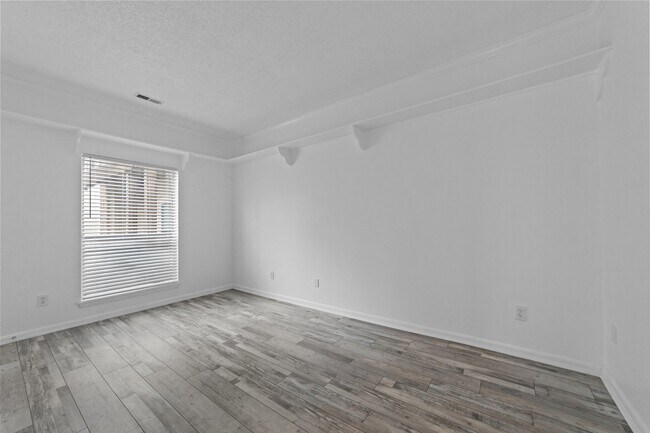 Building Photo - 459 E Lake Cir