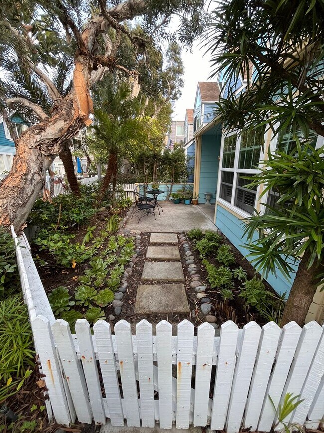 Building Photo - Mission Beach, 2 bedroom, 2 bathroom, with New Carpet, Parking, Laundry, Patio (807 Nantasket Ct....