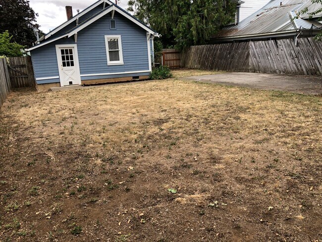Building Photo - Comfortable 3-Bedroom Home with Huge Backy...