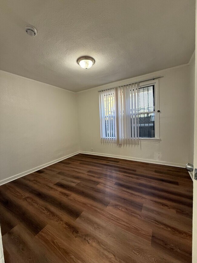 Building Photo - 1578E