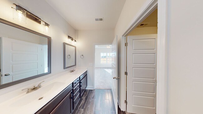 Building Photo - Modern Comfort, Great Location, and Pet-Fr...