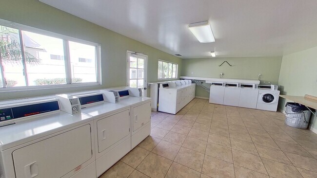 Building Photo - 555 N Tustin Ave