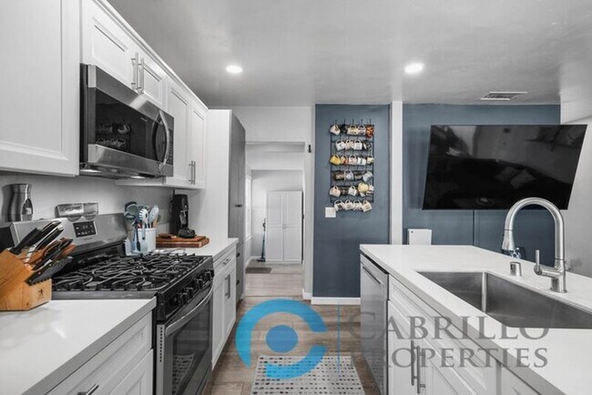 Building Photo - 1703 Midvale Dr