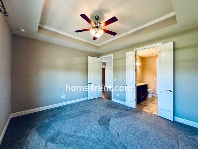 Building Photo - Main Level Primary Bedroom, Updated Kitche...