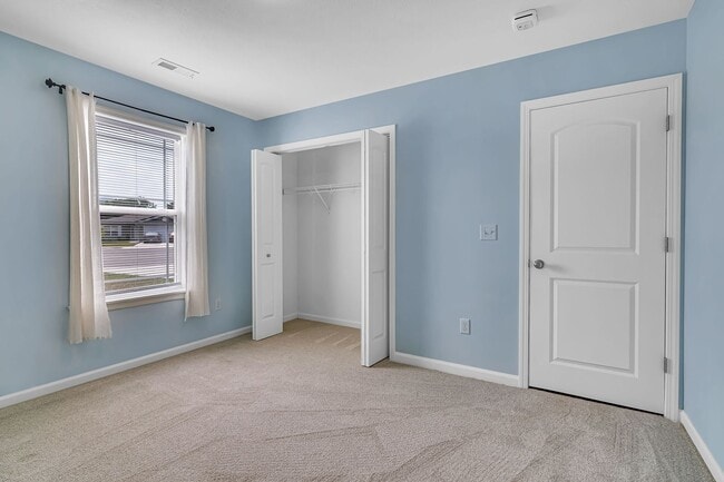 Building Photo - 3 bedroom 2 bath 2 Car Garage with fenced yard  for rent, Hollister, MO