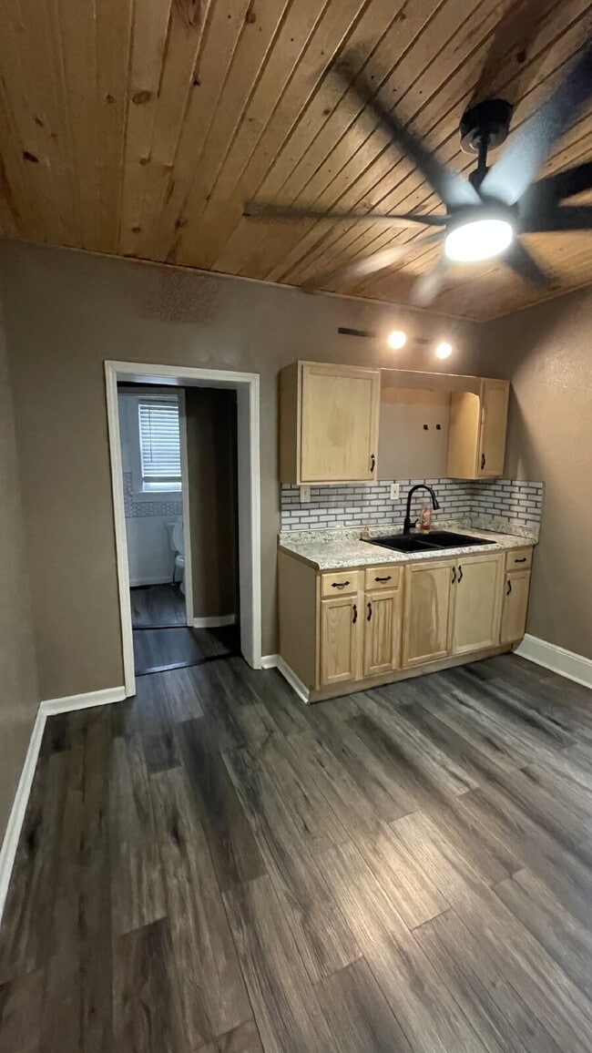 Building Photo - Cozy, Updated 1-Bed Apartment Near Downtown Sharon with In-Unit Laundry!