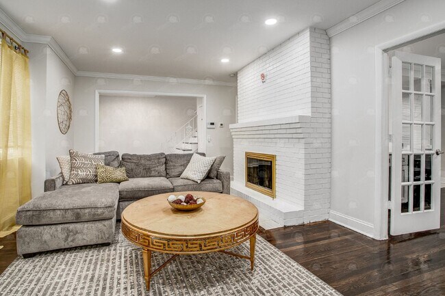 Building Photo - 3-bedroom 3-bathroom w/a loft in historic ...