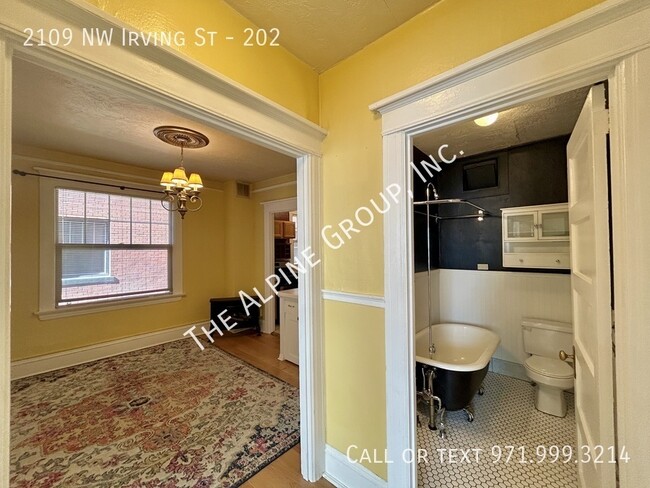 Building Photo - Bright Corner Unit in NW PDX!